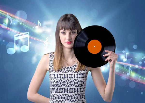 Vinil kaydı tutan kadın