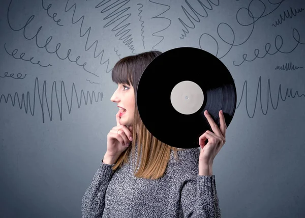 Vinil kaydı tutan kadın