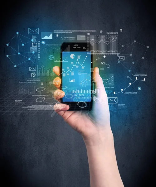 El ele tutuşan akıllı telefon.