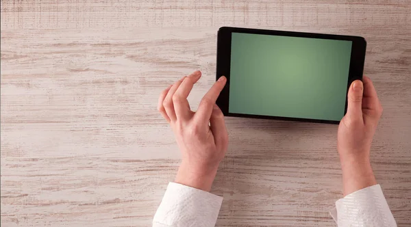 Mãos de negócios segurando tablet — Fotografia de Stock