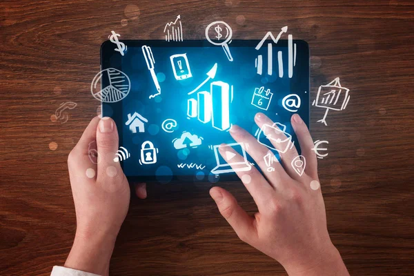 Tablet üzerinde çalışan eller iş