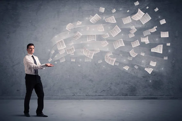 Hombre de negocios caucásico sosteniendo periódicos — Foto de Stock