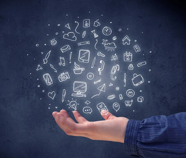 Karışık çizimler tutan el