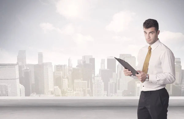 Sales person talking in front of city scape — Stock Photo, Image