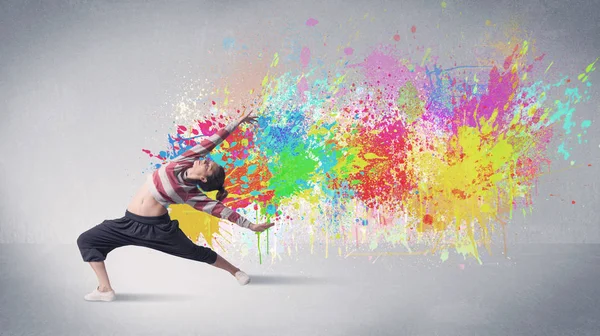 Jovem dançarina de rua colorida com respingo de tinta — Fotografia de Stock
