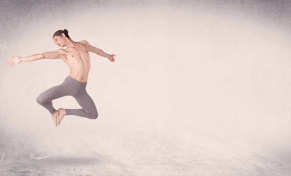 Σύγχρονη χορεύτρια μπαλέτου εκτελεί άλμα τέχνης με άδειο φόντο — Φωτογραφία Αρχείου