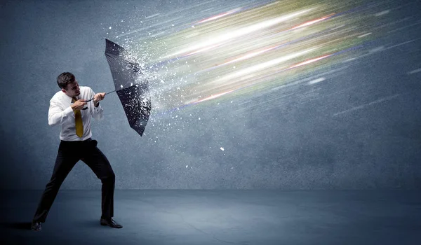 Hombre de negocios defendiendo haces de luz con concepto de paraguas — Foto de Stock