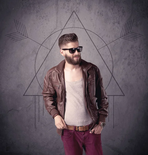 Sıradan komik erkek cep telefonu kullanıyor.