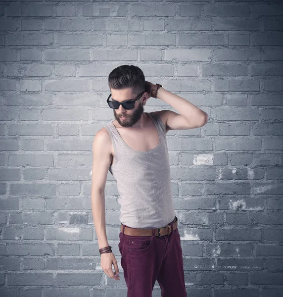 Tuğla şehir duvarının önünde manken.