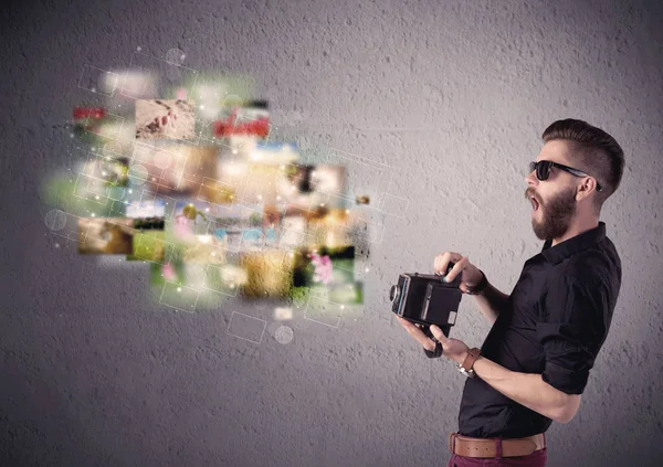 Joven hombrecon barba tomando fotos vintage — Foto de Stock