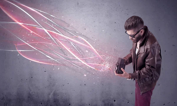 Kamera ve parlak çizgileri olan zarif bir hippi.