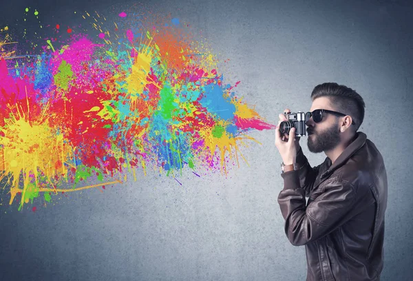 Kamera ve boya sıçratan hippi adam.
