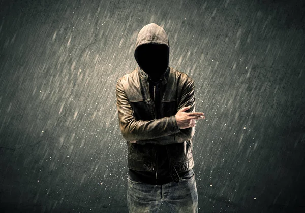 Kapüşonlu hayalet yüzlü adam