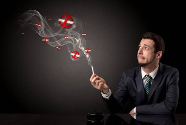 İş adamı sigara içiyor.