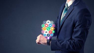 Smartwatch giyen işadamı.