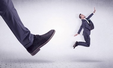Genç bir işçi tarafından Koca ayak evden attı