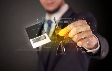Grafikleriyle tuşu tutmakta işadamı