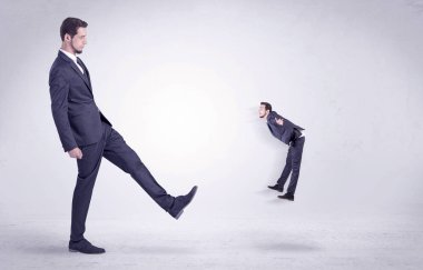 Büyük adam küçük kendisini kovuyor