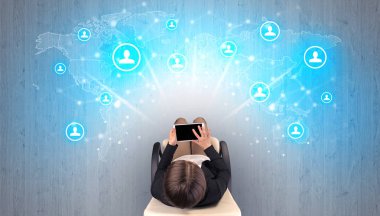 Sandalyede oturan kadın ile sosyal medya kavramı