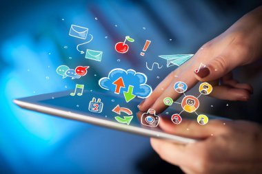 Tablet ile sosyal simgeler dokunmadan parmak