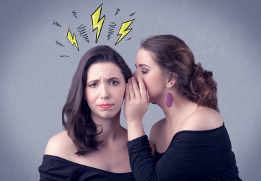 Kız onu kız arkadaşına gizli şeyler söylüyorum