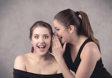 Kız onu kız arkadaşına gizli şeyler söylüyorum