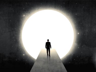 büyük kapısı önünde duran adam