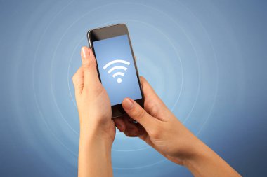 Akıllı telefon tutan bir kadın.