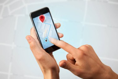 Akıllı telefon tutan bir kadın.