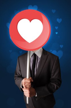 Kalp işareti tutan işadamı 