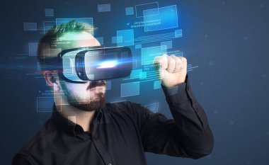 İşadamı ile sanal gerçeklik koruyucu gözlük