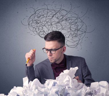 İşadamı buruşuk kağıt üzerinde