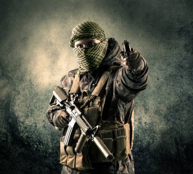 Eski adam Maskeli silahlı askerlerle portresi