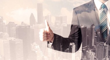 Şehir manzarası örtüşen yakışıklı bir iş adamı.