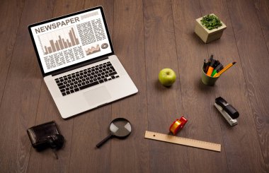 Borsa raporu ahşap masa üzerinde sahip dizüstü iş bilgisayarı