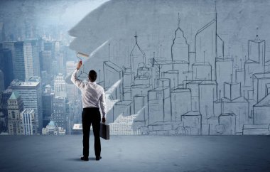 Zarif satıcı şehri duvarda yeniden boyuyor.