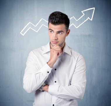 Grafik ok ile gülümseyen iş adamı