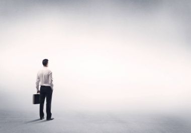 Boş beyaz arkaplanı olan satıcı