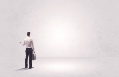 Saf hiçliğin içinde duran bir finans işçisi
