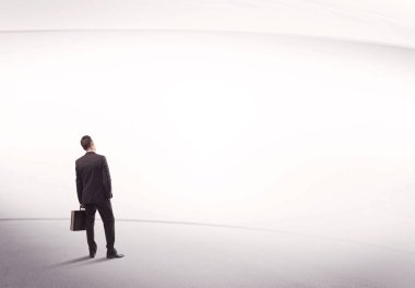 Çantası yerinde duran bir iş adamı.