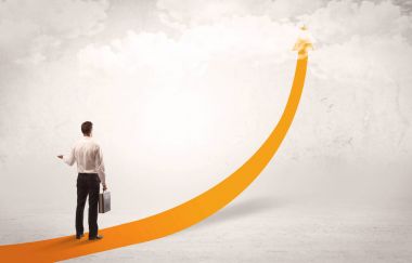 Turuncu ok üzerinde duran iş kişi