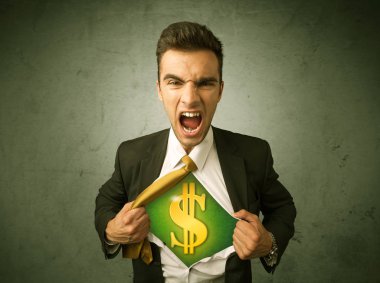 Gömleğini sandığının üstünde dolar işareti olan kapalı yırtılma işadamı
