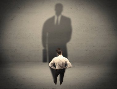 İş adamı büyük gölge kavramına bakıyor