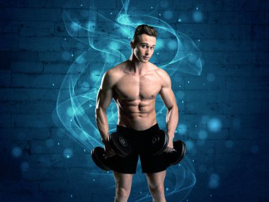 Çekici güçlü fitness adamı ağırlık kaldırıyor.