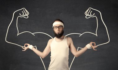 Çekici kasları olan zayıf genç bir adam.