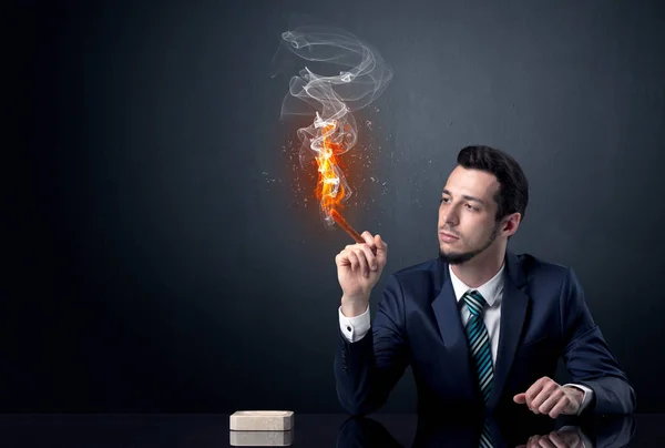 Affärsman som röker en cigarett — Stockfoto