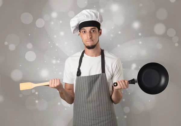 Мужчина повар с блестящими серыми обоями — стоковое фото