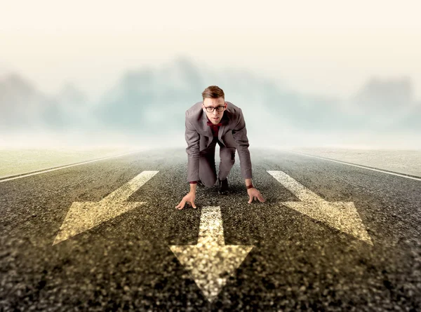 Businessman kneeling in ready position — Stock Photo, Image