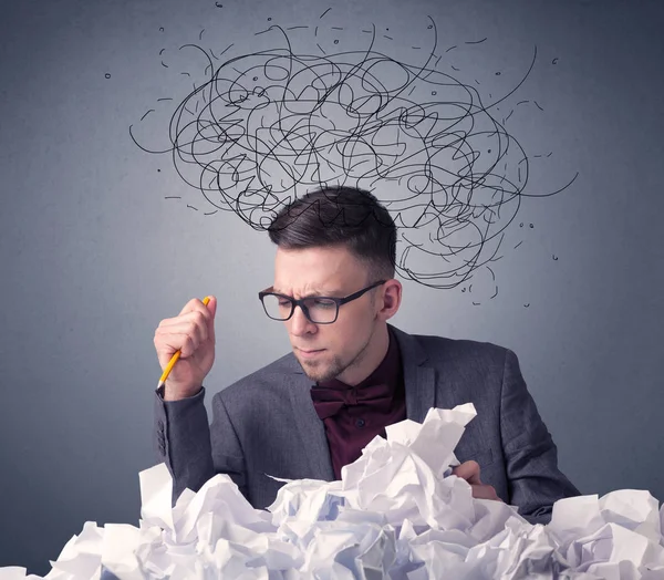 İşadamı buruşuk kağıt üzerinde