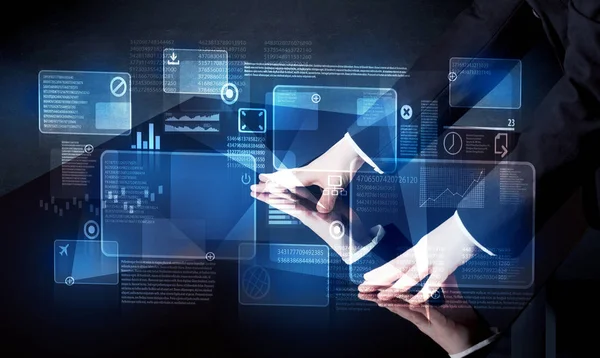 Teknoloji akıllı tablo arabirimi basarak adam